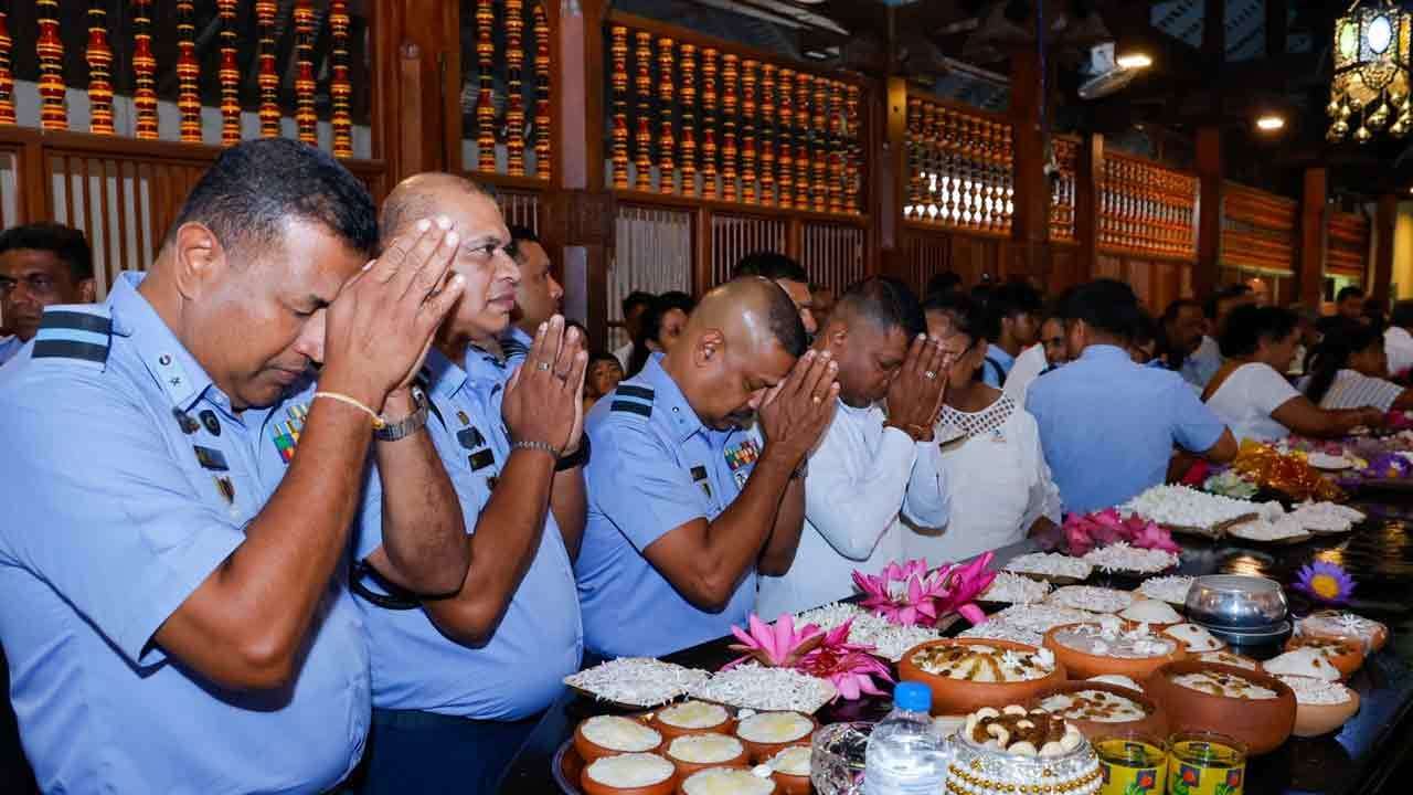 ගුවන් හමුදාවේ 75 වන සංවත්සරයට සමගාමීව මහනුවර ශ්‍රී දළදා මාළිගාවේදී බෞද්ධ ආගමික පූජෝත්සවයක්