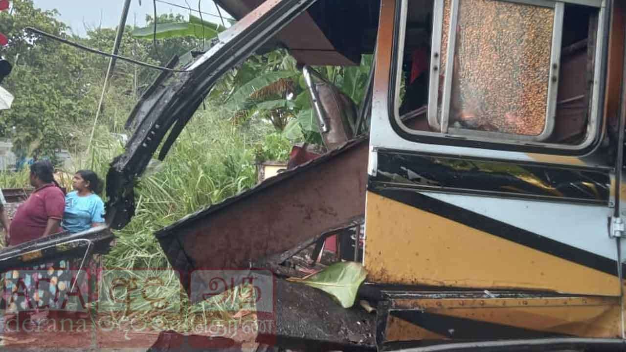 හබරාදුව දුම්රිය - බස් අනතුර - බස් රථයේ ධාවන බලපත්‍රය තාවකාලිකව අත්හිටුවයි