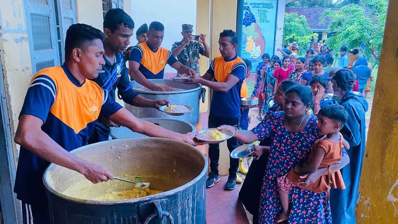 යුද හමුදාවේ මැදිහත් වීමෙන් මන්නාරමේදී ගංවතුරින් පීඩාවට පත් පවුල් ආරක්ෂිත ස්ථාන වෙත