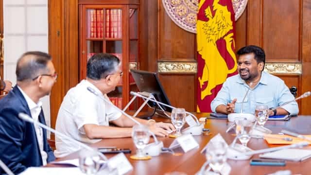 නීතියට පිටින් මෙරට තුළ විදේශිකයන් සිදුකරන ව්‍යාපාර නියාමනය කිරීමට රජය සැරසෙයි