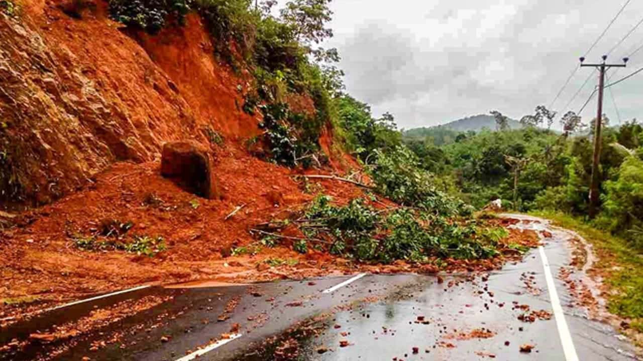 දිස්ත්‍රික්ක හතරකට නායයෑමේ අනතුරු ඇඟවීම් දීර්ඝ කරයි