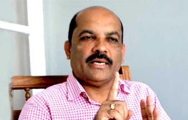 බෝතලේ පිට තිබුණේ විදේශීය මත්පැන් වර්ගයක නමක් වුනාට ඇතුලේ තිබුණේ වතුර
