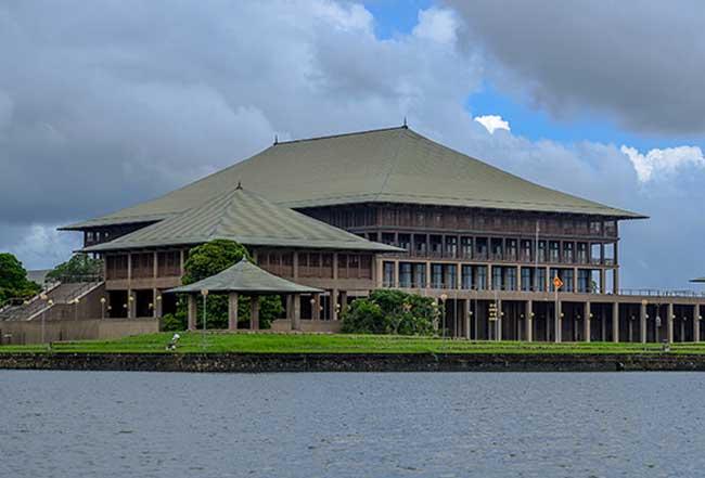 අලුත් අගවිනිසුරු නම් කරන්න අලුත් ආණ්ඩුක්‍රම ව්‍යවස්ථා සභාව රැස්වෙයි