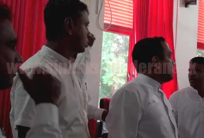 ඇඹිලිපිටිය ප්‍රාදේශීය සභාව රත් වෙයි