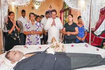 ප්‍රහාරයෙන් මිය ගිය අයට ජනපති අවසන් ගෞරව දක්වයි