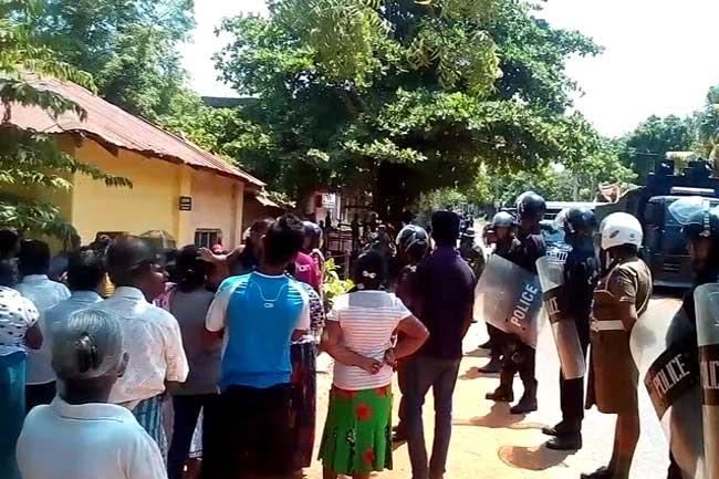 අත්අඩංගුවට ගත් සැකකරුවන්ගේ ඥාතින් අධිකරණ භූමියේ නොසන්සුන් වෙයි