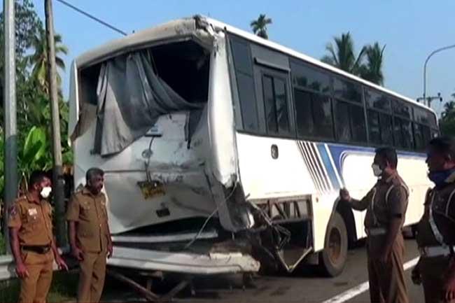 නිරෝධායනය අවසන් කළ පිරිසක් රැගෙන ගිය බස් රථයක් අනතුරට