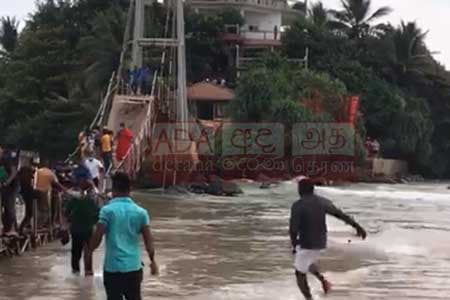 පරෙවි දූපතේ වැල් පාලම කඩාවැටෙයි