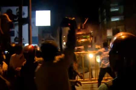 විරෝධතාකරුවන් ට කඳුළු ගෑස් ප්‍රහාර