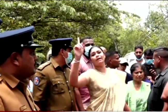හිරුණිකා පිරිසක් සමග ඥාන මෑණියන්ගේ දේවාලය වටලයි