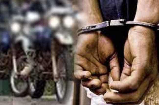 අනාරක්ෂිත අයුරින් යතුරුපැදි පැදවූ තරුණයින් පිරිසක් අත්අඩංගුවට