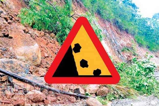ප්‍රදේශ දෙකකට නායයෑමේ අනතුරු ඇඟවීම්