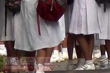 පාසල් සිසුවියන්ට සුබ පණිවුඩයක්