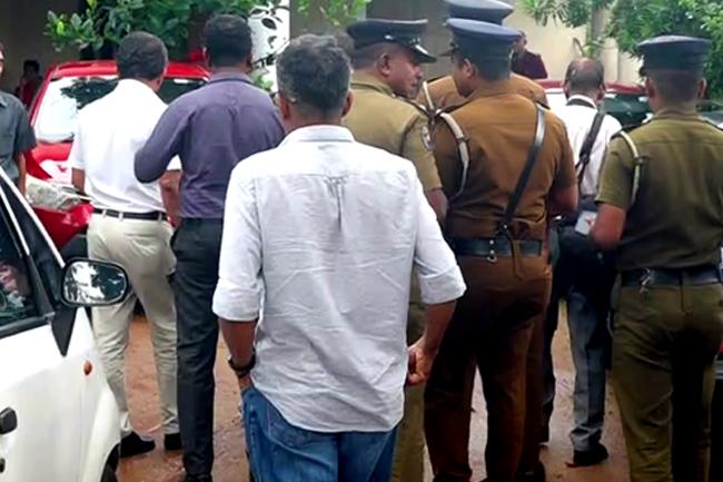 පොතක් නිසා ප්‍රශ්නයක්