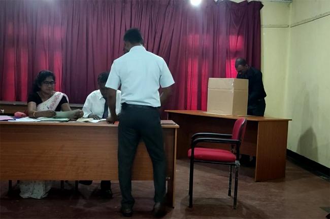 තැපැල් ඡන්දය සලකුණු කිරීමේ දෙවන දිනය අද