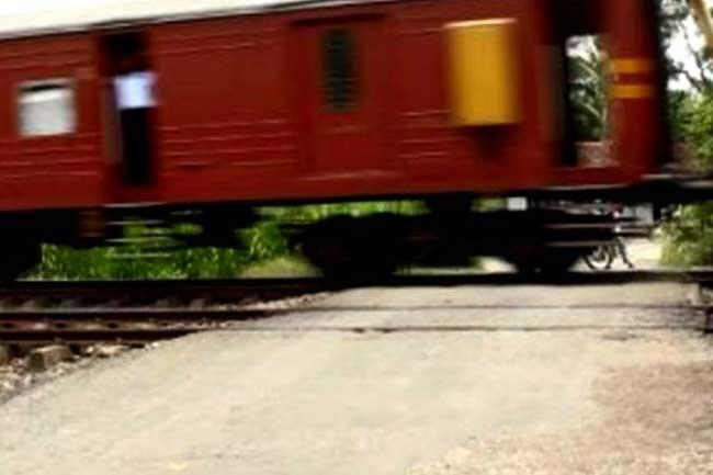 දෙහිවලදී පුද්ගලයෙක් දුම්රියේ ගැටෙයි