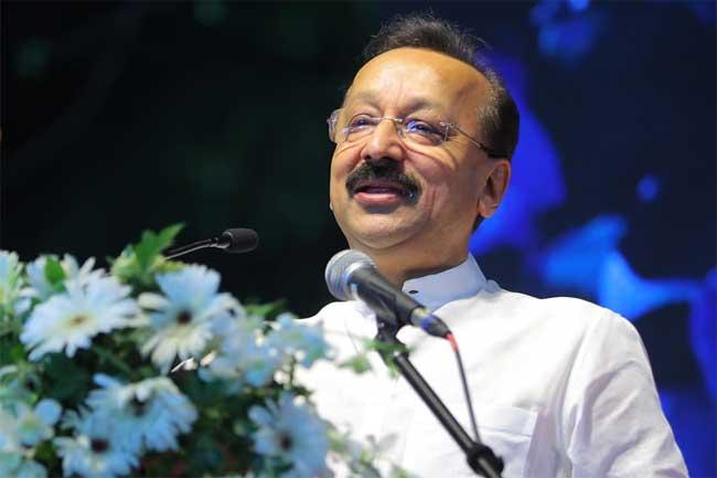 ඉන්දීය දේශපාලනඥයෙක් ව ඝාතනය කෙරේ