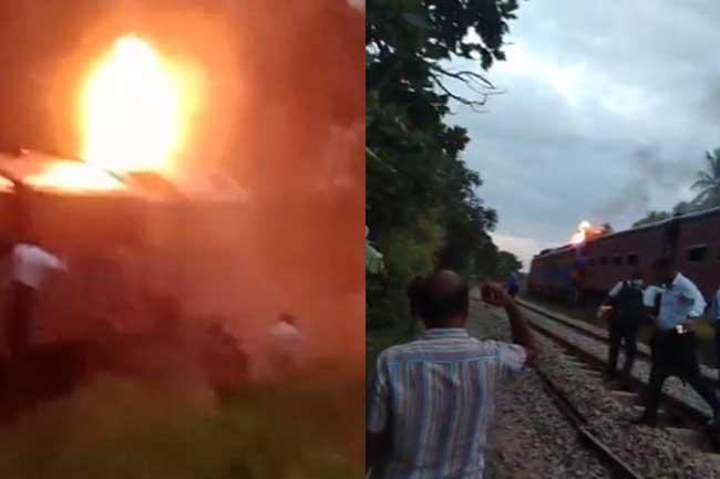 ධාවනය වෙමින් තිබූ දුම්රියක එන්ජිම හදිසියේ ගිනි ගනී