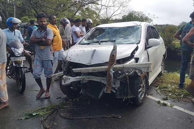 කාර් රථයක් යෝධ ඇළට වැටෙයි - දෙදෙනෙක් මරුට