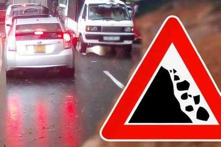 ඇල්ල වැල්ලවාය පාර 12 කණුවෙන් අවහිර වෙයි