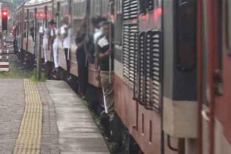 දුම්රියක් කාර්මික දෝෂයකට ලක්වෙයි