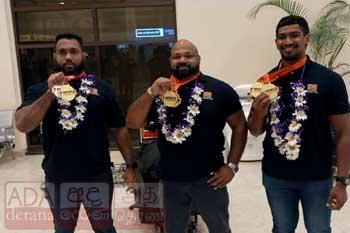 පදක්කම් දිනූ ශ්‍රී ලංකා සවි එසවීමේ කණ්ඩායම දිවයිනට