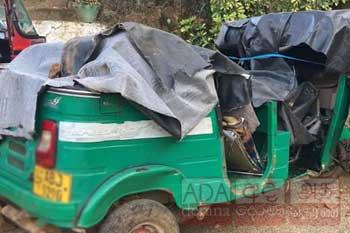 ත්‍රිරෝද රථයක් අඩි 100ක ප්‍රපාතයට - සිව්දෙනෙකුට බරපතළයි