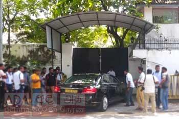 මහින්දගේ නිල නිවසට උදේම ආ පිරිස