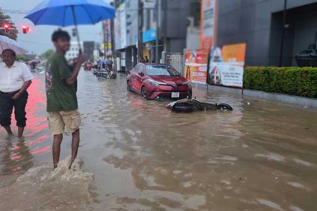 ගාල්ලේ මාර්ග රැසක් ජලයෙන් යටවෙයි