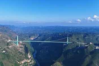 ලොව උසම පාලම වන චීනයේ Huajiang පාලම ගමනාගමනය සඳහා විවෘත කෙරේ