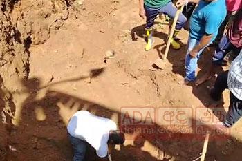 කම්කරුවන් පිරිසක් මතට පස් කන්දක් කඩා වැටෙයි