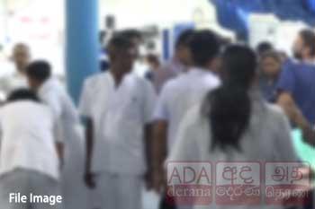 පාසල් සිසුවෙක් පහරදී ගුරුවරයා රෝහලට