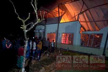 නල්ලතන්නියේ තේ කර්මන්තශාලාවක් ගිනිගනී