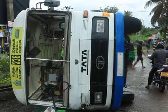 බස් අනතුරක් - ළමුන් 09ක් ඇතුළු 12කට තුවාල