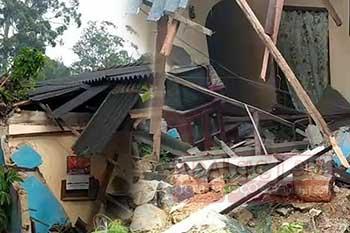 නිවසක් මතට පැති බැම්මක් කඩා වැටේ