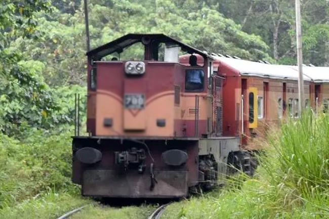 අද දිනයේ දී ප්‍රධාන දුම්රිය මාර්ගයේ දුම්රිය ධාවනය කරන අයුරු
