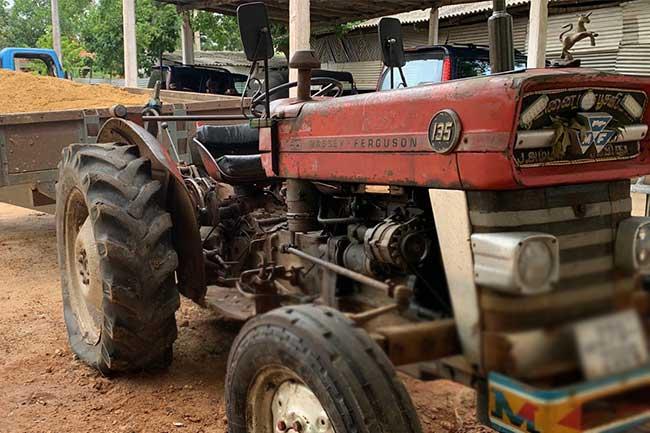 වැලි ප්‍රවාහනය කළ ට්‍රැක්ටර් රථයකට පොලීසියෙන් වෙඩි