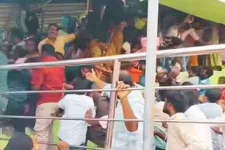 ඉන්දියාවේ කෝවිලක තෙරපීමකින් 10ක් මරුට