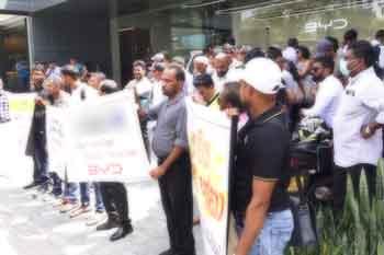 BYD වාහන රේගුවෙන් මුදා හැරීමේ ප්‍රමාදයට විසඳුම් ඉල්ලා විරෝධතාවක්