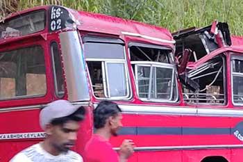 ලංගම බස් රථයක් මතට ගසක් කඩා වැටීමෙන් අයෙක් මරුට
