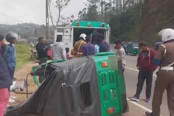 ත්‍රීරෝද රථයක් පෙරළී පස් දෙනෙකු රෝහලට