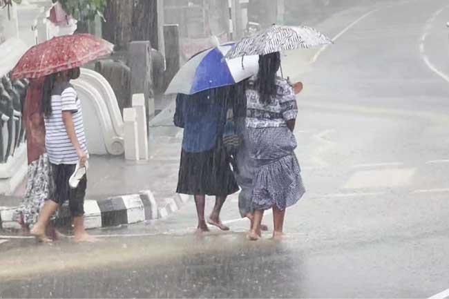ප්‍රදේශ කිහිපයකට මි.මී. 100ට වැඩි තද වැසි