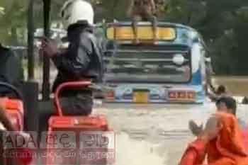 මගීන් 23ක් සමග ජල පහරට හසුවූ බස් රථය