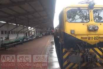 යාපනේ සිට කොළඹ ආ දුම්රිය මගීන් 700ක් සමඟ අනුරාධපුරයේ දී කොටුවෙයි