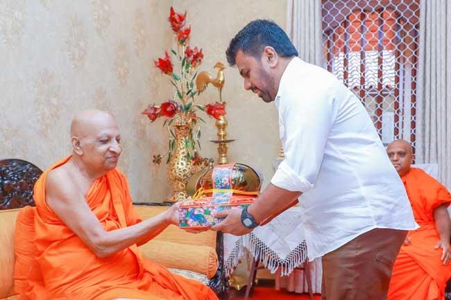 ජනපති මල්වතු මහා නා හිමි බැහැදකී