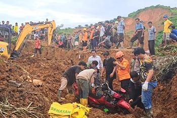 අයහපත් කාලගුණයෙන් ඉන්දුනීසියාවේ මියගිය ගණන 900 ඉක්මවයි