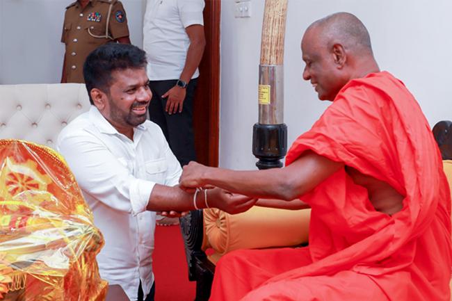ජනපති අටමස්ථානාධිපති හිමියෝ බැහැදකි