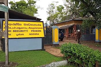 බූස්ස බන්ධනාගාරයේ නොසන්සුන්තාවකින් අධිකාරීවරයෙකුට තුවාල