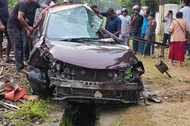 මෝටර් රථයක් දුම්රියක ගැටී පියදිගම දී අනතුරක්