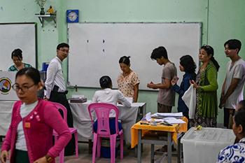 මියන්මාර මහ මැතිවරණයේ ඡන්ද විමසීම අද